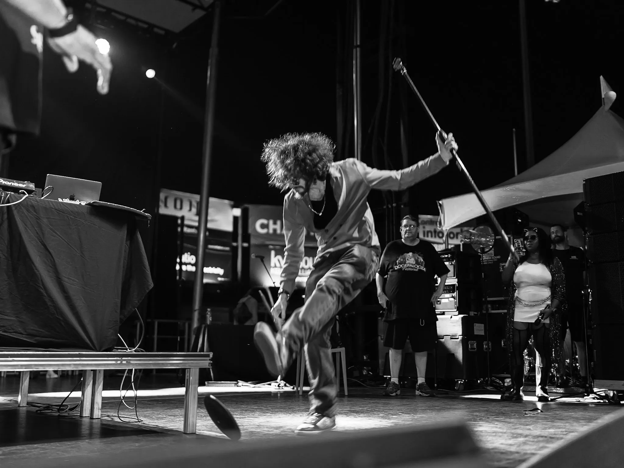 Rito performing with a damaged microphone stand at Dogepalooza